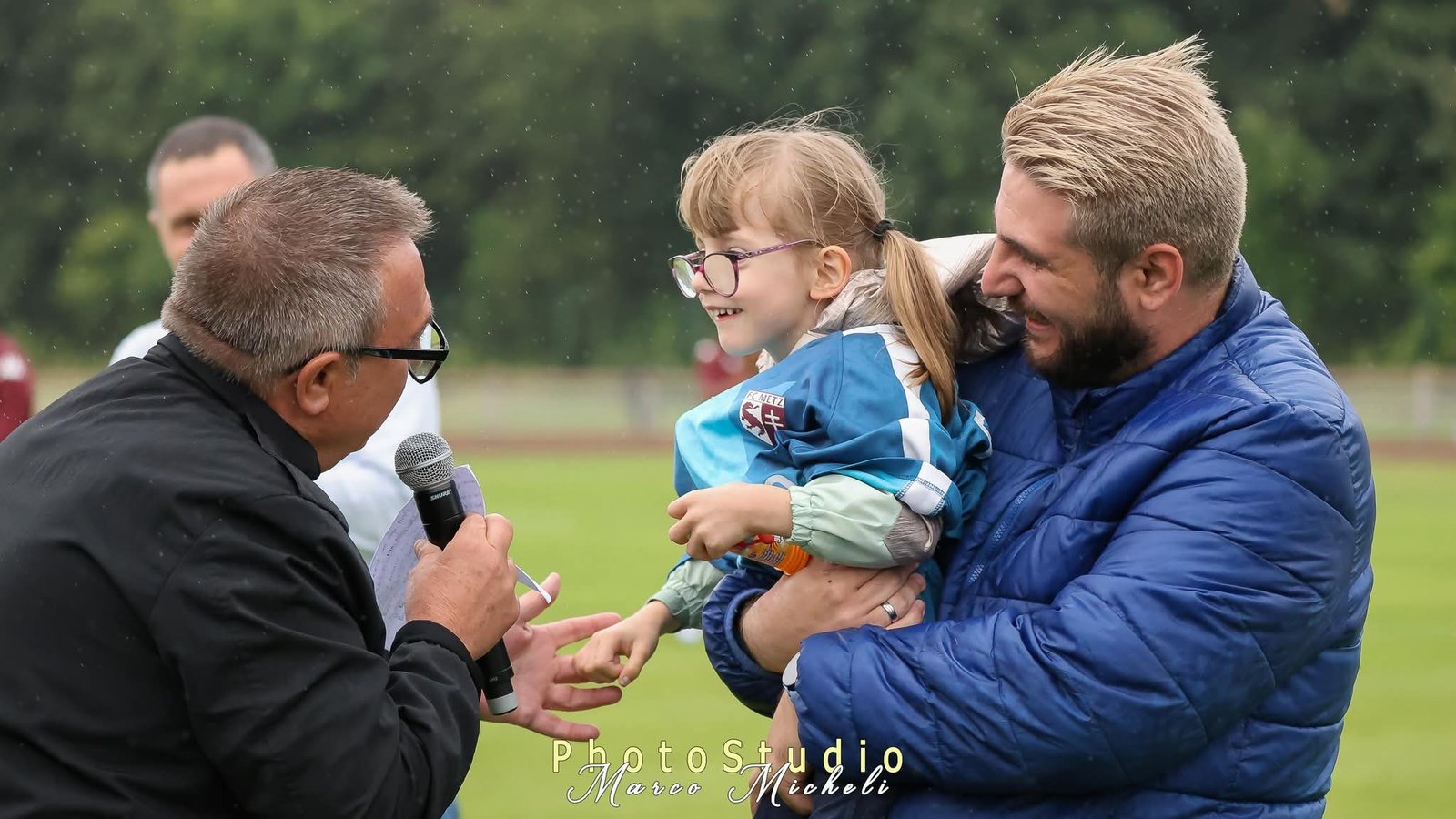 Ilona accueillie sur la pelouse avec le FC Metz
